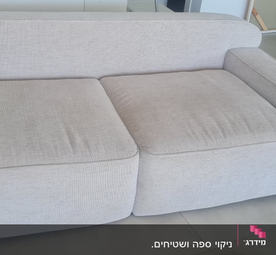 ספה אפורה בחדר עם רצפת אריחים